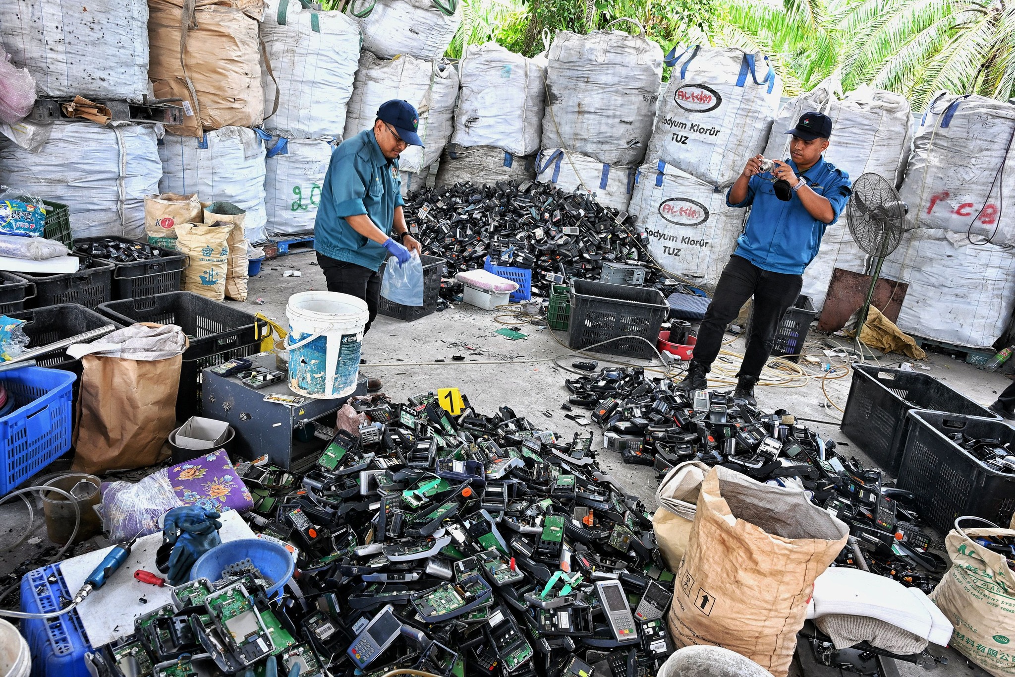 OPERASI BERSEPADU KILANG TANPA KEBENARAN DI KAMPUNG SUNGAI TERAP